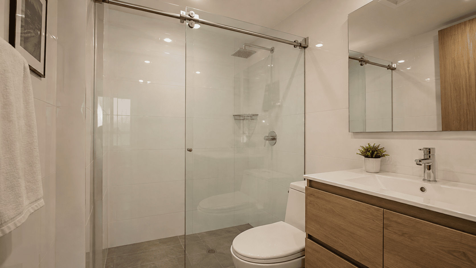 Baño premium con división de vidrio templado y herrajes negros